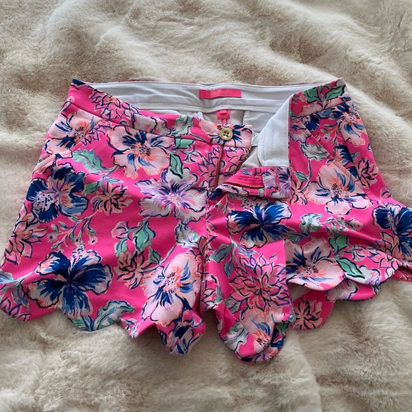 Lilly Pulitzer Pants - Lilly Pulitzer Pink Floral Scallop Shorts 10 EUC!